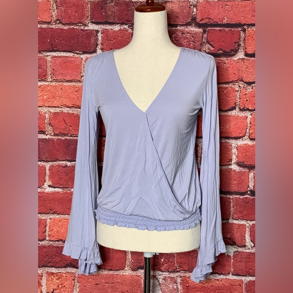 3/$20 American Eagle Outfitters Soft & Sexy Lilac Long Flared Sleeve Shirt SMALL